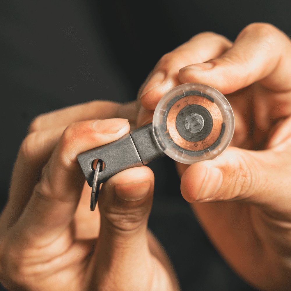 スケルトンデザインが美しいApple Watch充電器:WAT-CHARGER