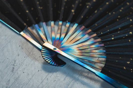 虹色のグラデーションに輝くチタン扇子！自分だけのオリジナル「TTi-FAN」を作ってみない？究極のカスタマイズ体験をレポート。